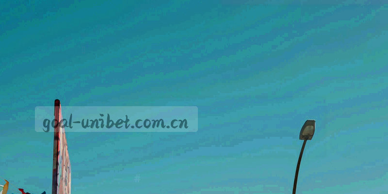 桌面端与平板端并排展示的设备示意图